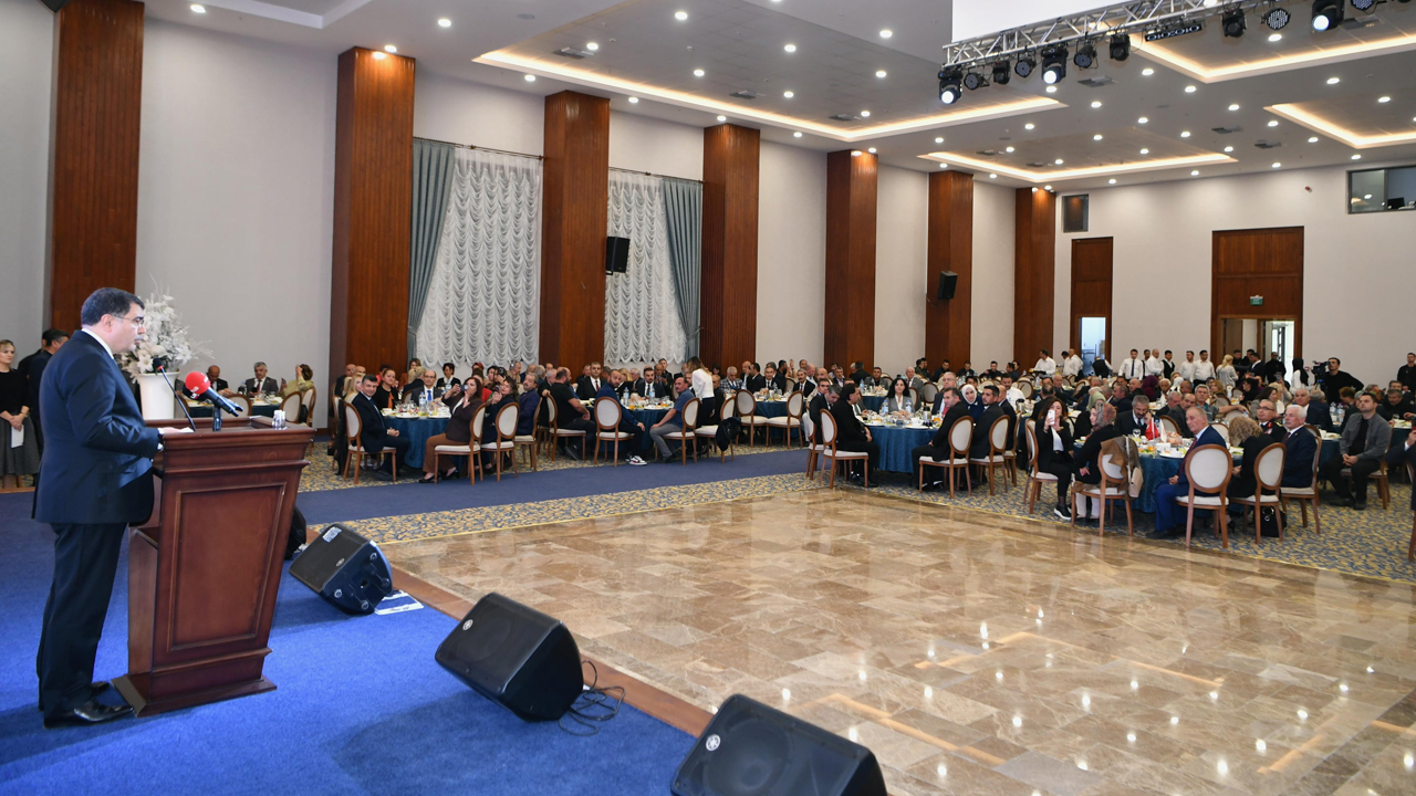 Ankara Valisi muhtarlar için yemek verdi: Hepsiyle tek tek selamlaştı