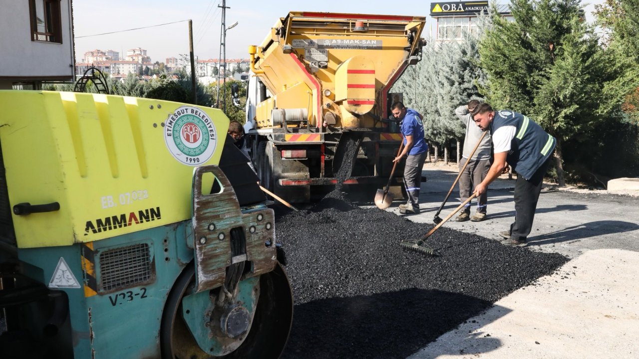 Etimesgut'taki köstebek yuvası gibi yollar bir bir yamandı