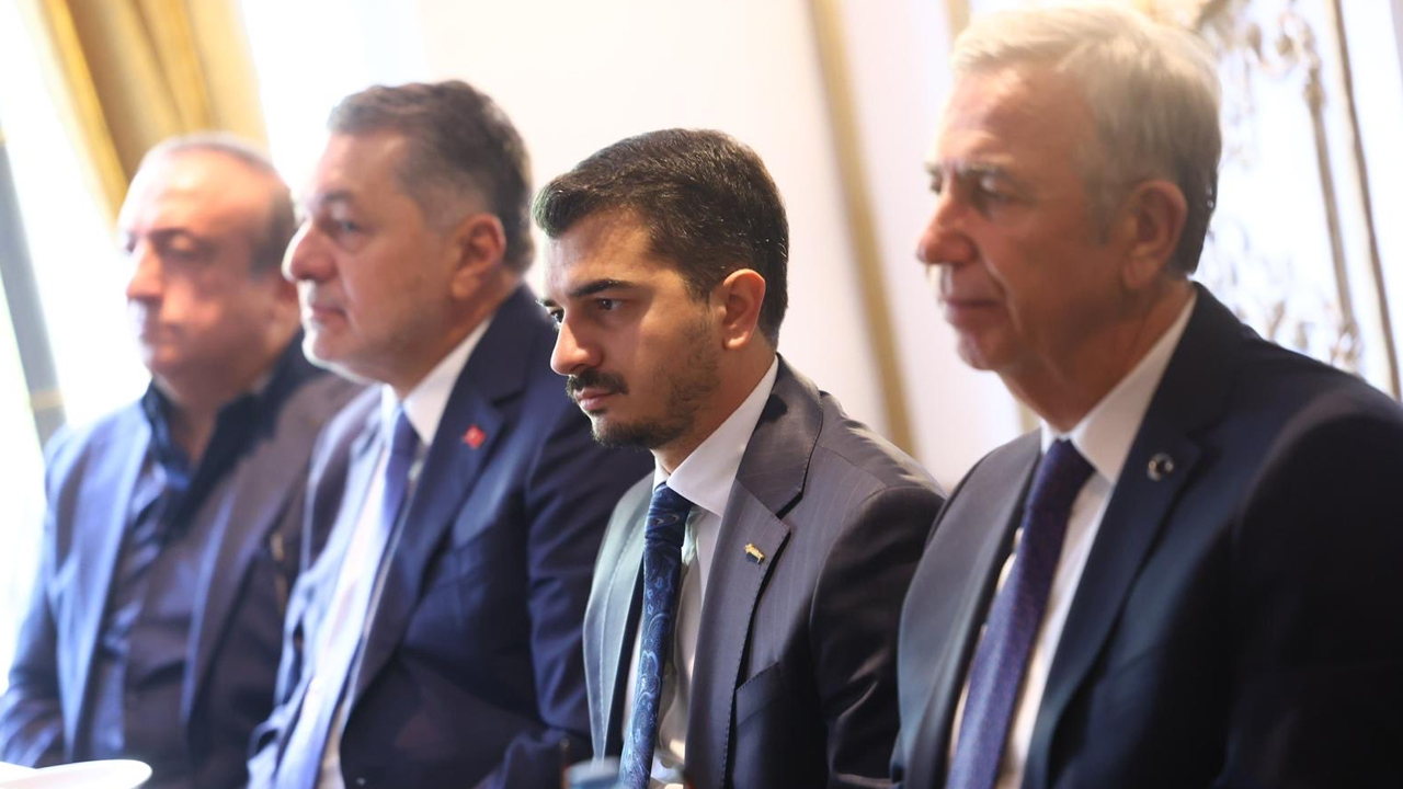 Mansur Yavaş CHP örgütü ile birlikte Kızılay'da kahvaltı yaptı