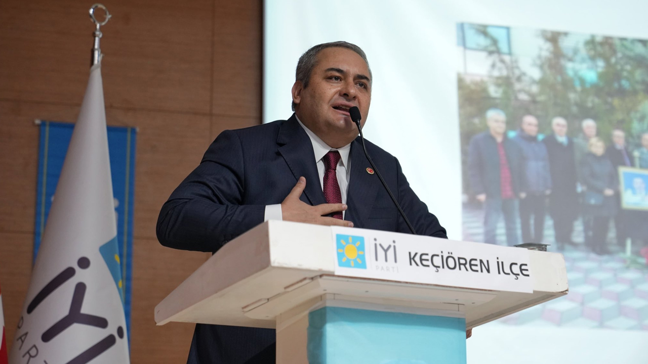 Ankara'da CHP'li başkan partileri karıştırdı: Kongrede konuşma yaptı