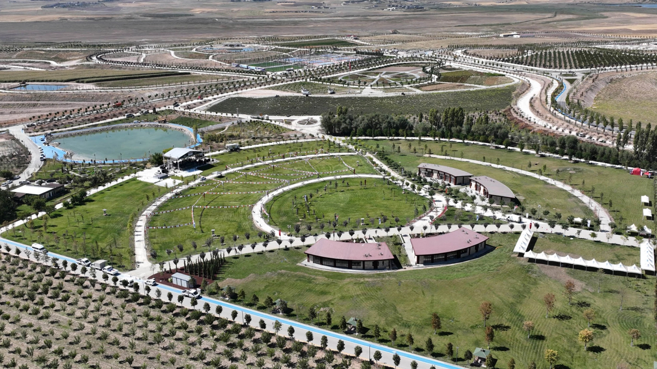 Türkiye'nin en büyük çiftliğinde kollar sıvandı: Ankara'da yoğun mesai