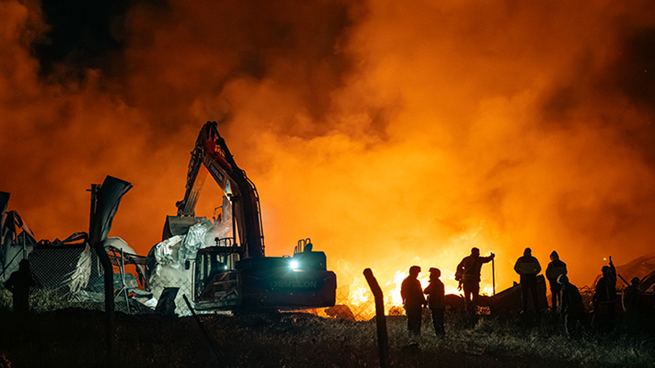 Elmadağ'da yangından zarar gören çiftçiye Mansur Yavaş sahip çıktı