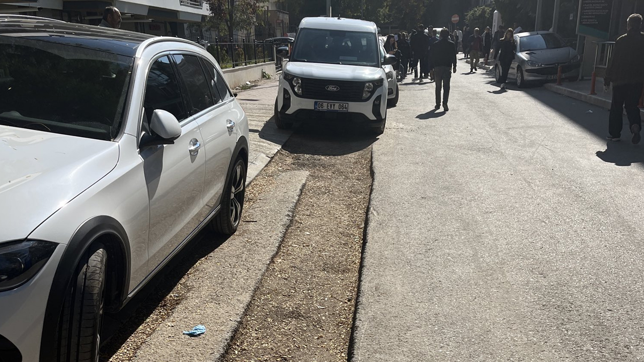 Çankaya Bahçelievler'de yol çöktü: Aylardır bekliyor