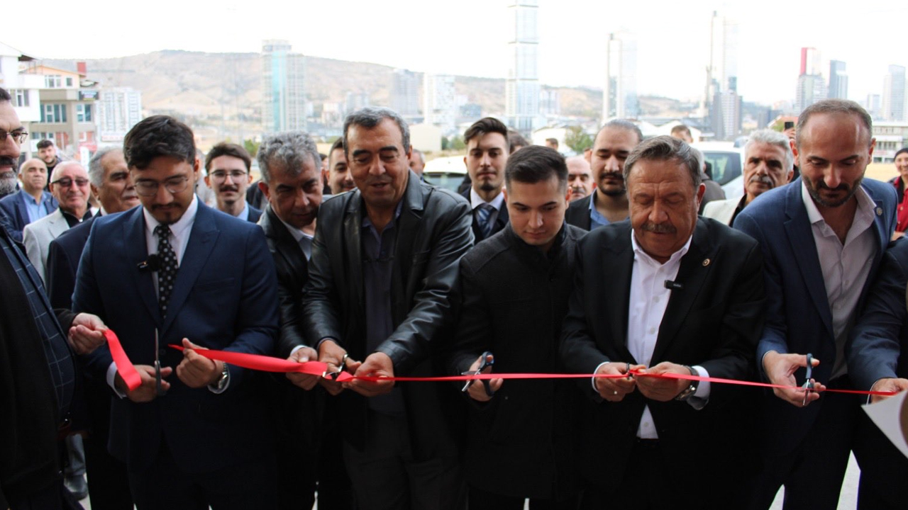 Para siyasette: Etimesgut Gençlik Kolları Başkanı sağlık merkezi açtı