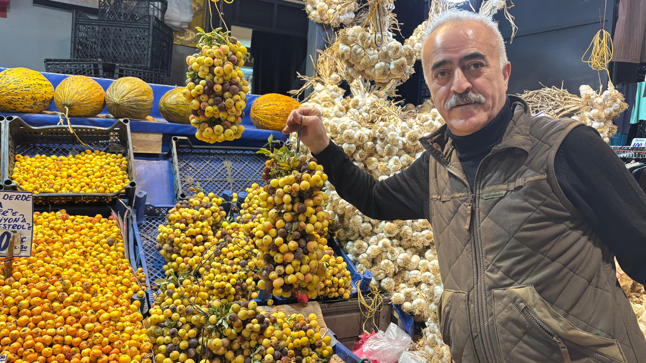 Hem meyvesi hem yaprağı şifa: Doğal ilaç üvez tezgahlarda