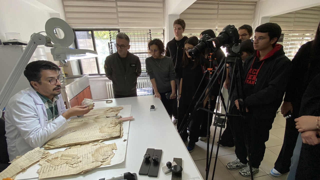 Çankaya'daki öğrenciler yaşadı: Tarihi belgeleri yerinde inceliyorlar