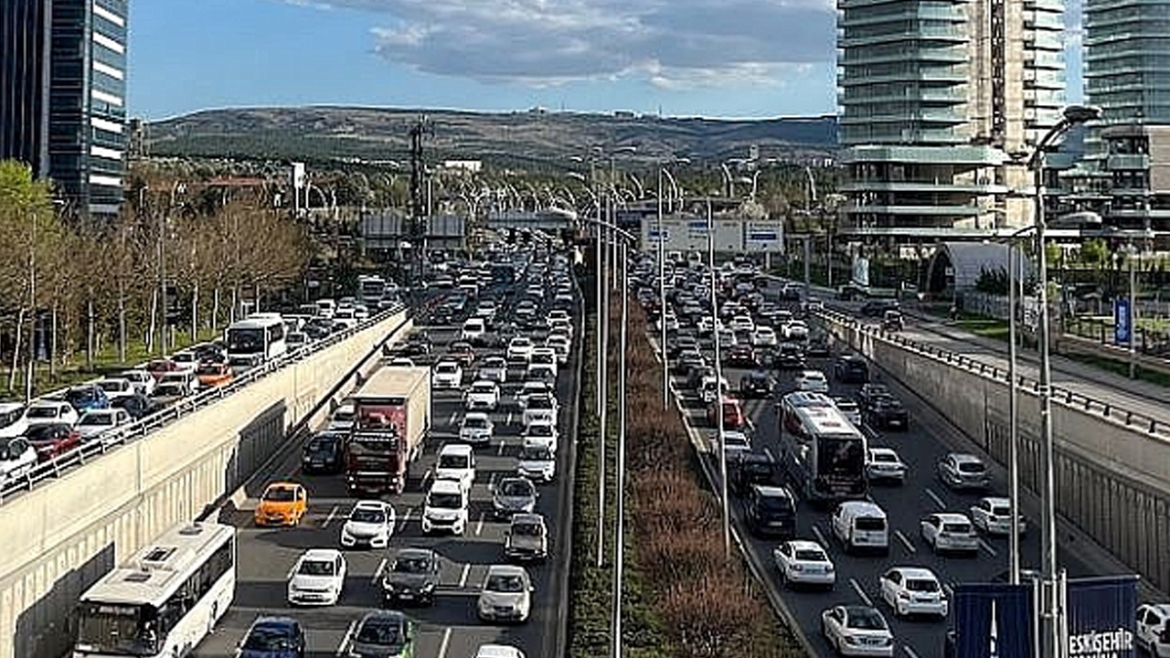Ankara'da trafik felç: Toplu taşıma aksamaya başladı