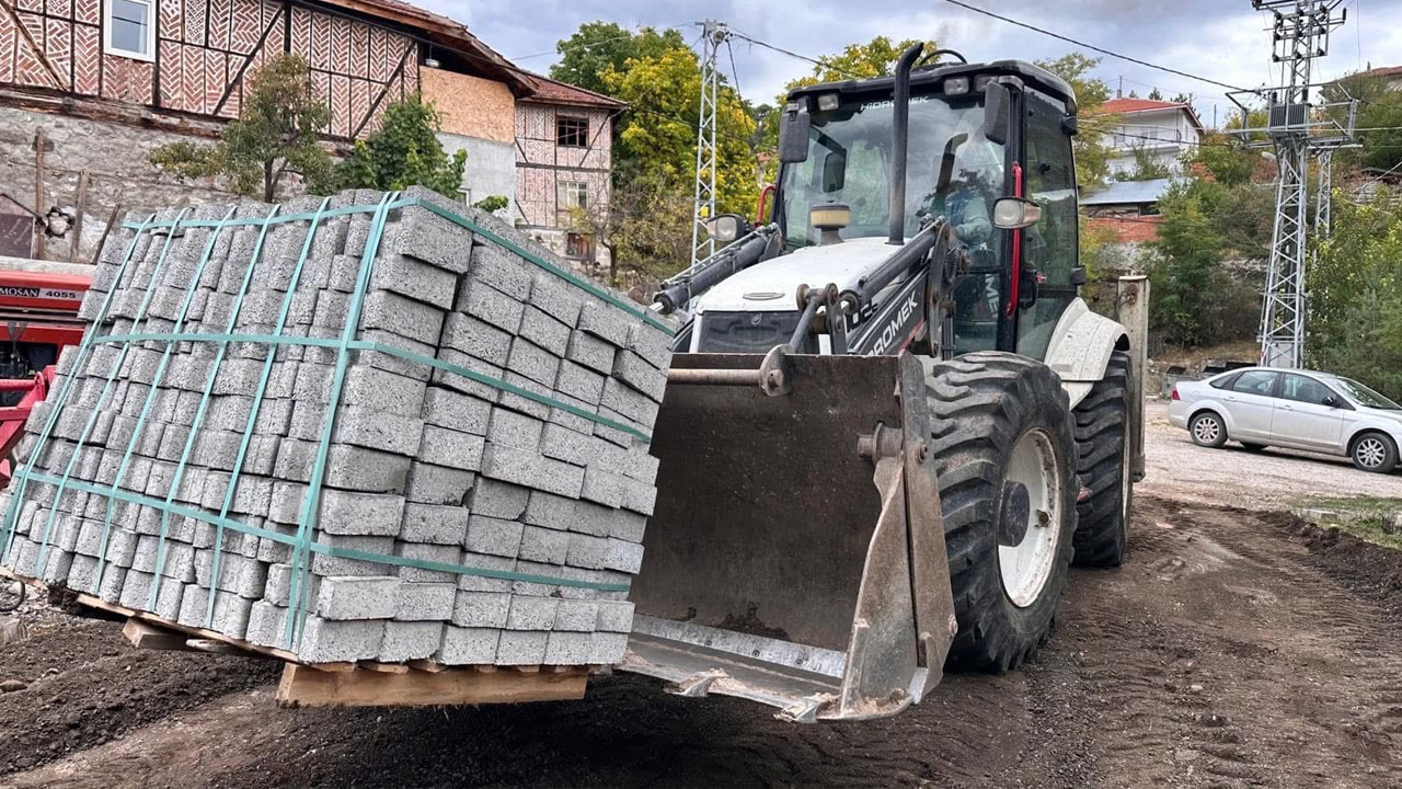 Ankara Çamlıdere'de yolu bozuk olan köylere müdahale edildi