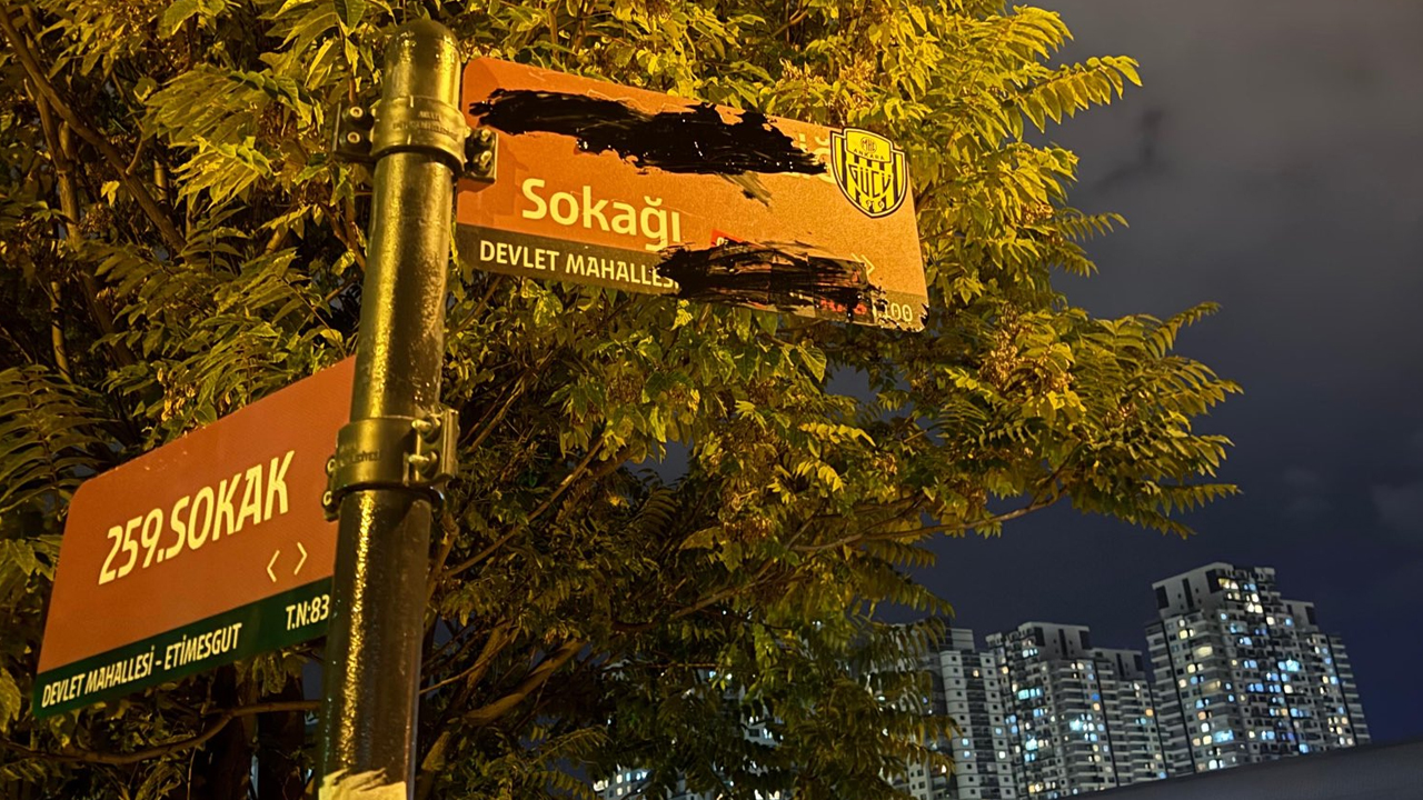 Ankaragüçlüler Gençlerbirliği'ne saldırdı: Tabela okunmaz halde