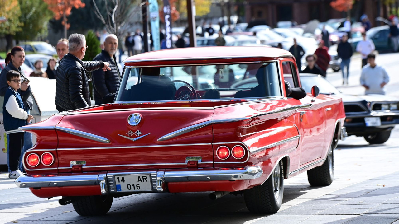 Otomobil tutkunları Ankara Mamak’ta buluştu: Klasik araçlar mekanda