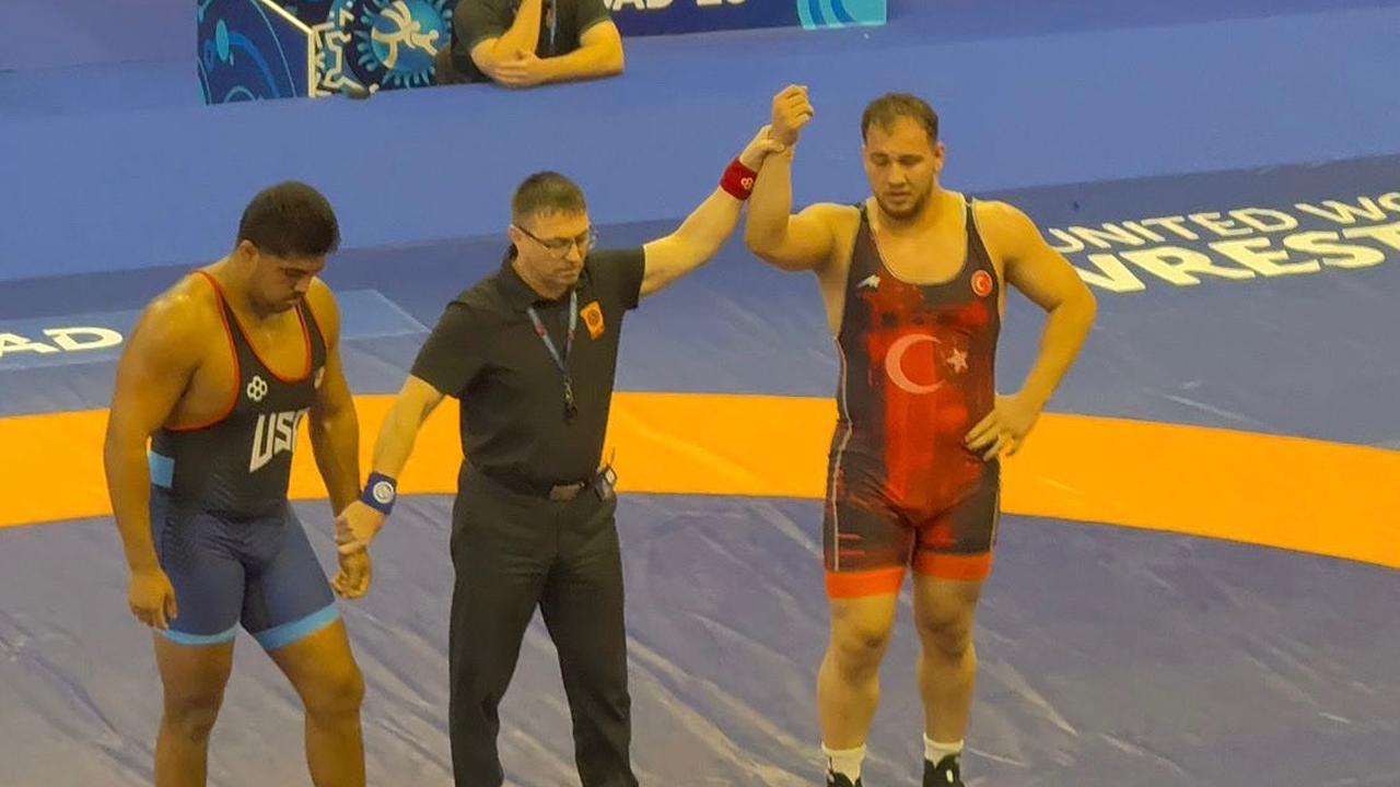 ASKİ Spor’un milli güreşçisi Hakan Büyükçıngıl dünya üçüncüsü oldu