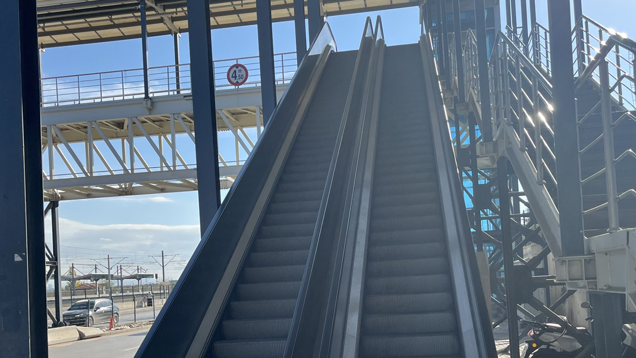 Ankara Elvankent'te yürüyen merdivenler haftalardır çalışmıyor