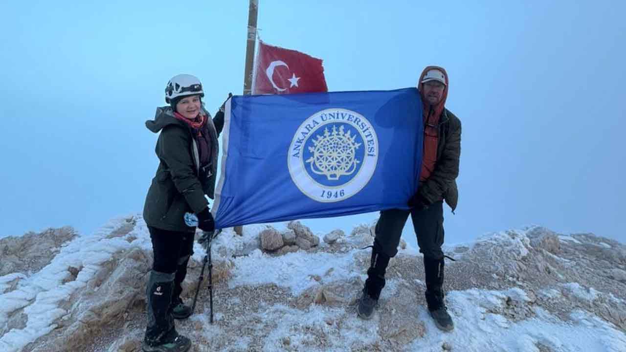 Ankara Üniversitesi flaması 3 bin 700 metre zirvede dalgalandı