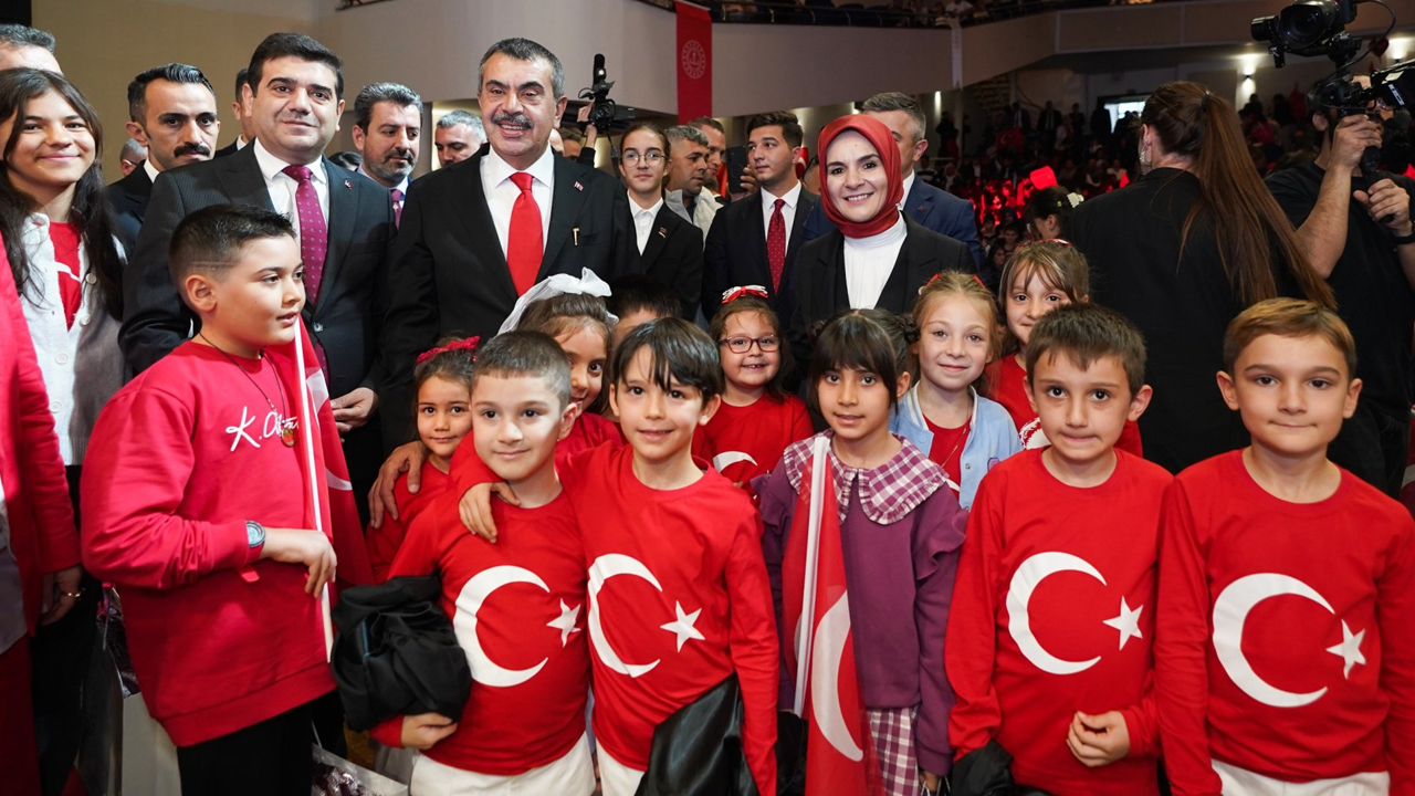 Ankara Güzel Sanatlar Müzik İlkokulu öğrencileri bakan karşısında