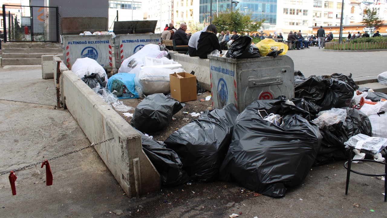 Ulus’ta çöp konteynerleri yetersiz kaldı: Sokak çöplerle doldu