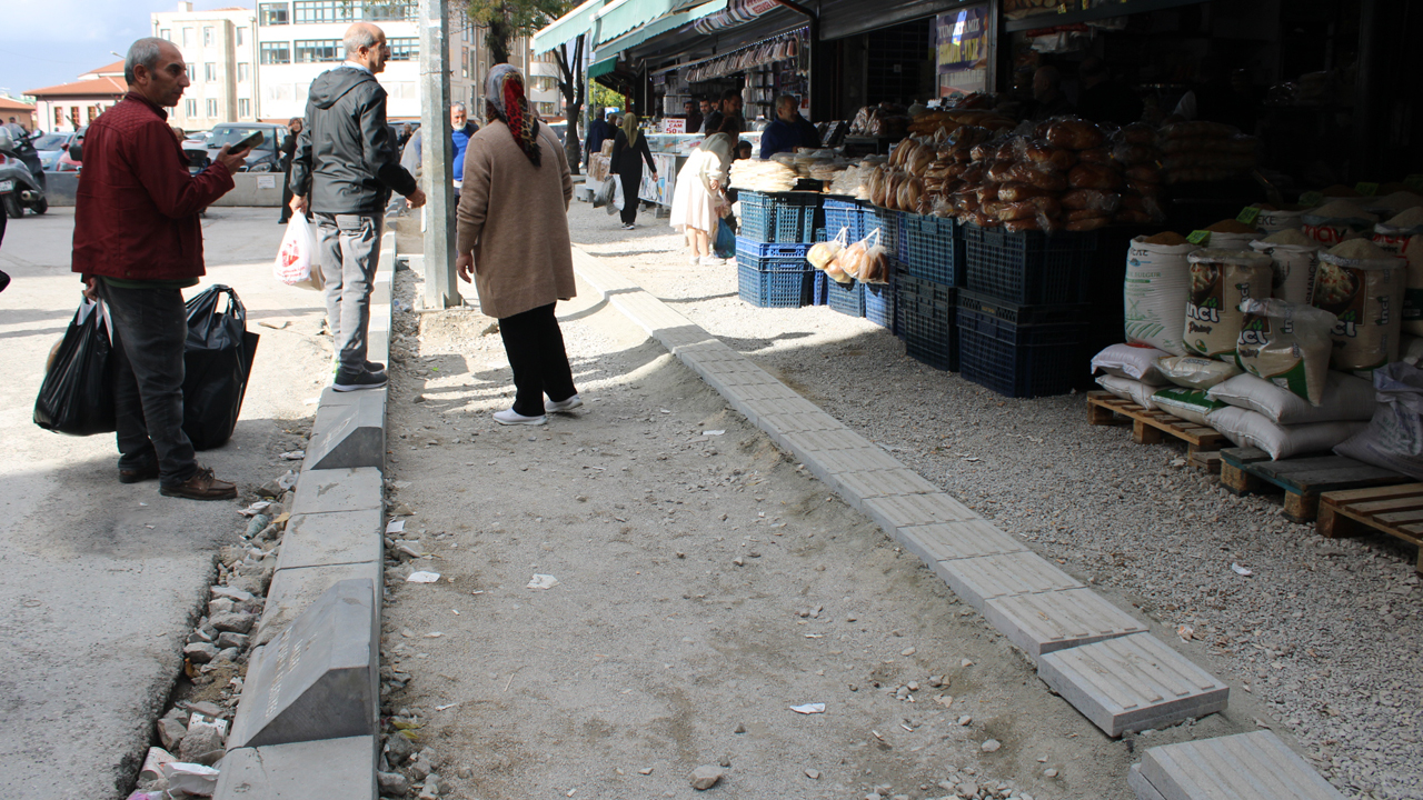 Ulus’ta dönüşüm adım adım ilerliyor: Anafartalar’da kaldırımlar yenileniyor