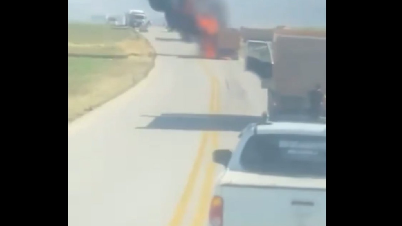 Etimesgut'ta Enver Demirel'in köyünde tır alev alev yandı