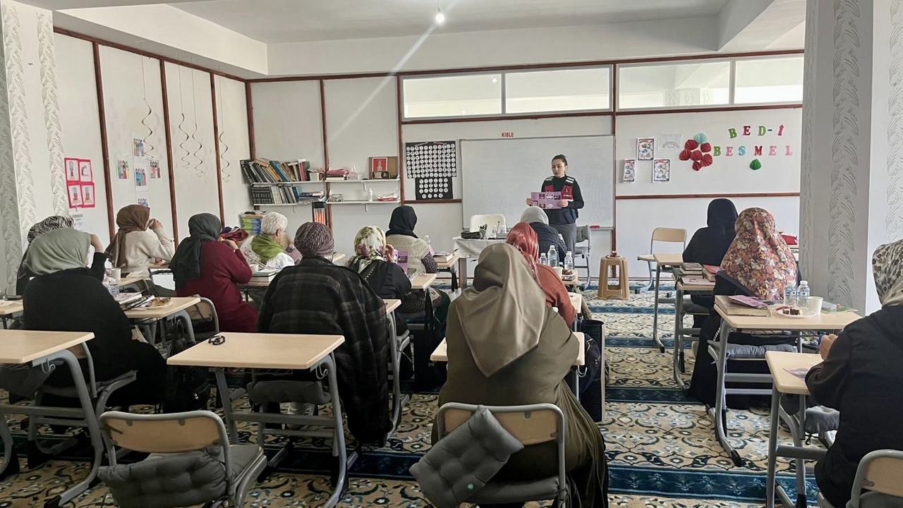 Etimesgut Kur-an Kursu'nda kadınlara KADES hatırlatması yapıldı