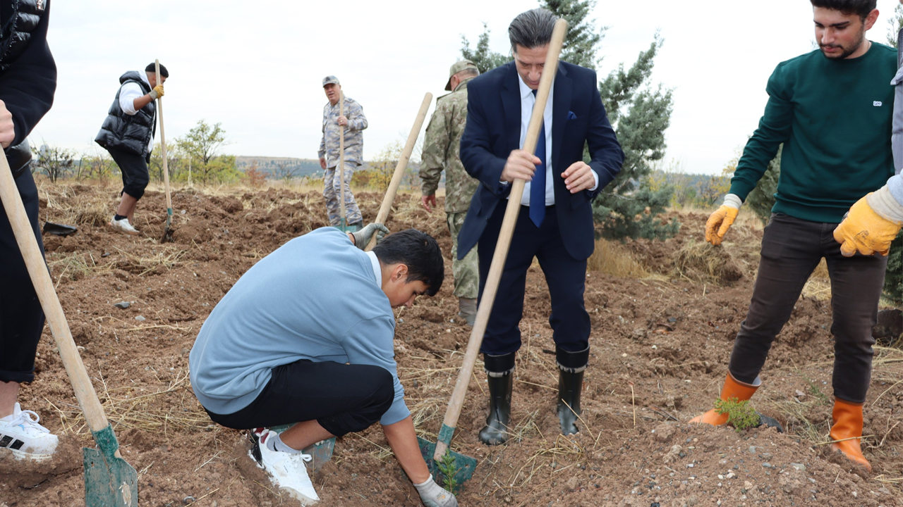 Savunma Bakanlığı Ankara'da öğrencileri ağaç dikmeye götürdü