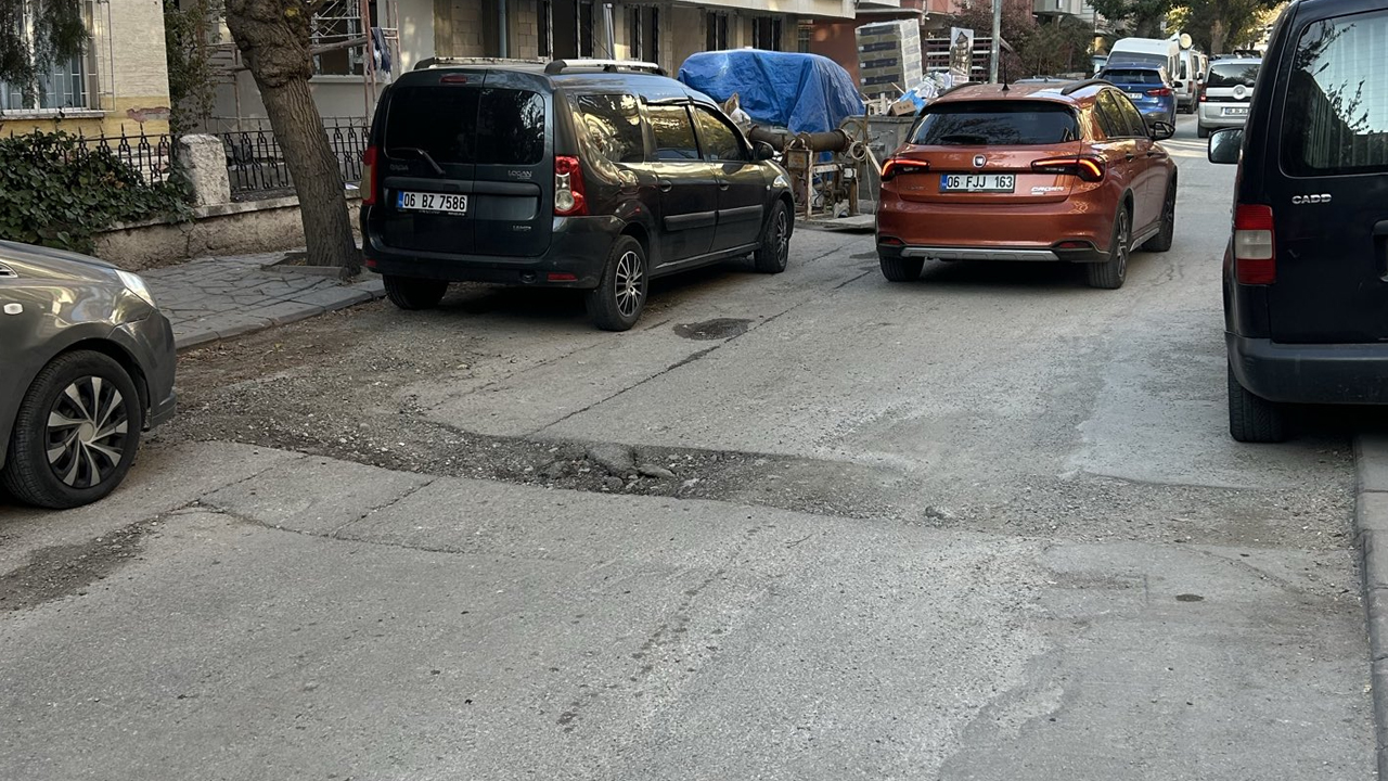 Ankara Aydınlıkevler'de yol çöktü: Ekiplerin müdahalesi bekleniyor