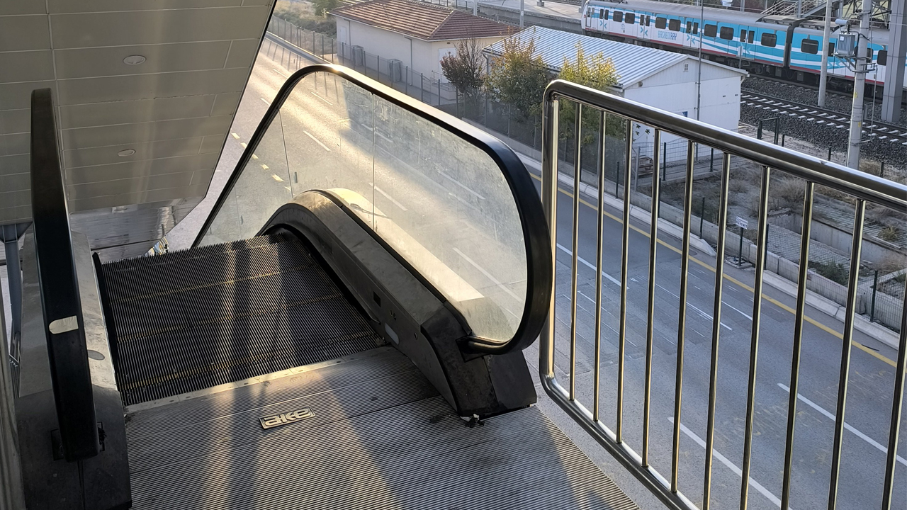 Etimesgut Tren Üst Geçidi’nde yürüyen merdivenler çalışmıyor