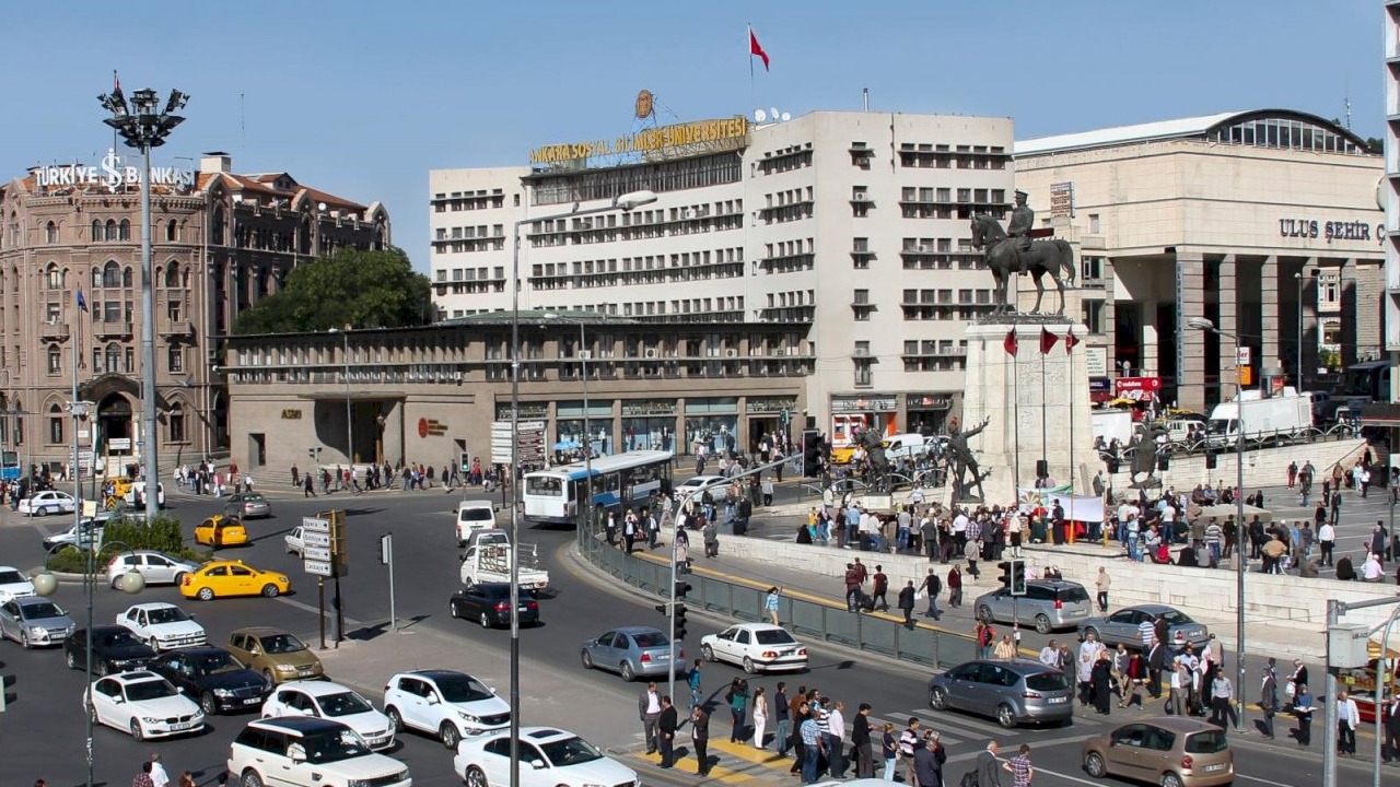 Ulus'ta korkutan patlama: ASBÜ'de panik yaşandı