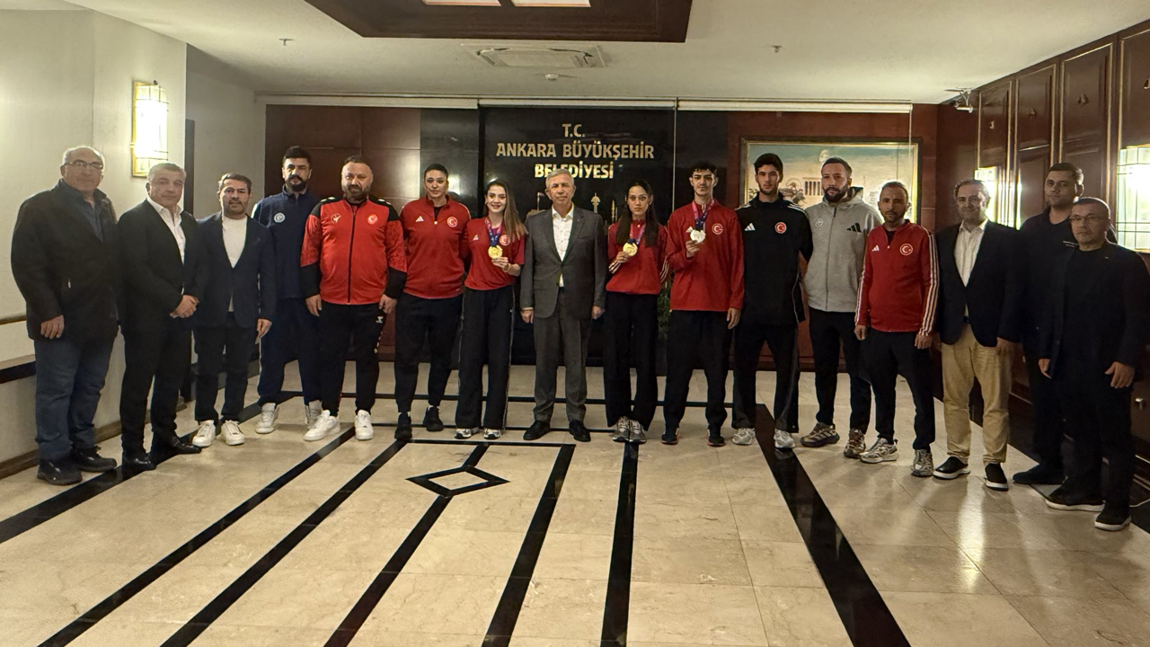 ASKİ'nin şampiyon sporcuları Çin dönüşü Mansur Yavaş'ı ziyaret etti