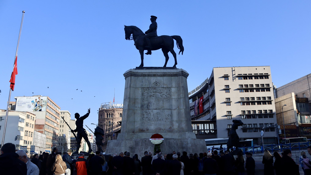 CHP'liler 10 Kasım'da Ulus Heykeli önünde buluştu: Ata'yı andılar