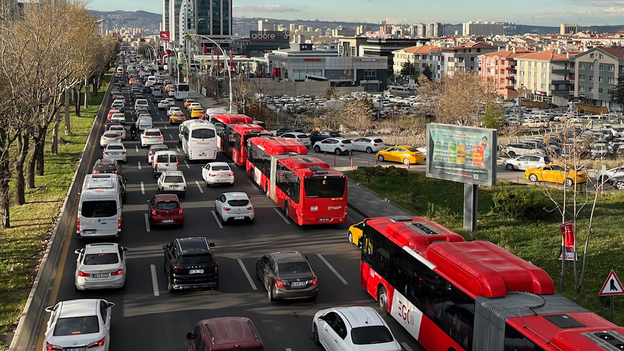 Ankara'da Konya Yolu trafiğe kapatıldı: Ulaşım tek şeritten sağlanıyor