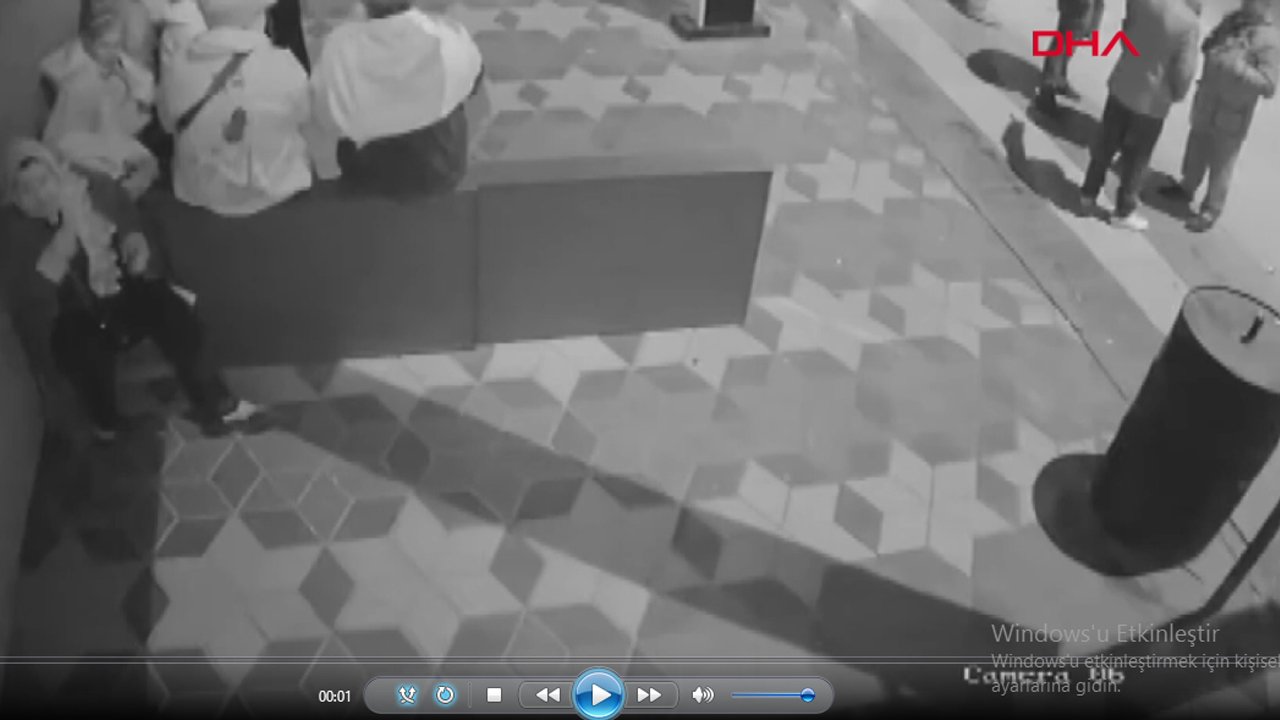 Mamak’ta otomobil kalabalığa daldı! Olay anı kameraya yansıdı