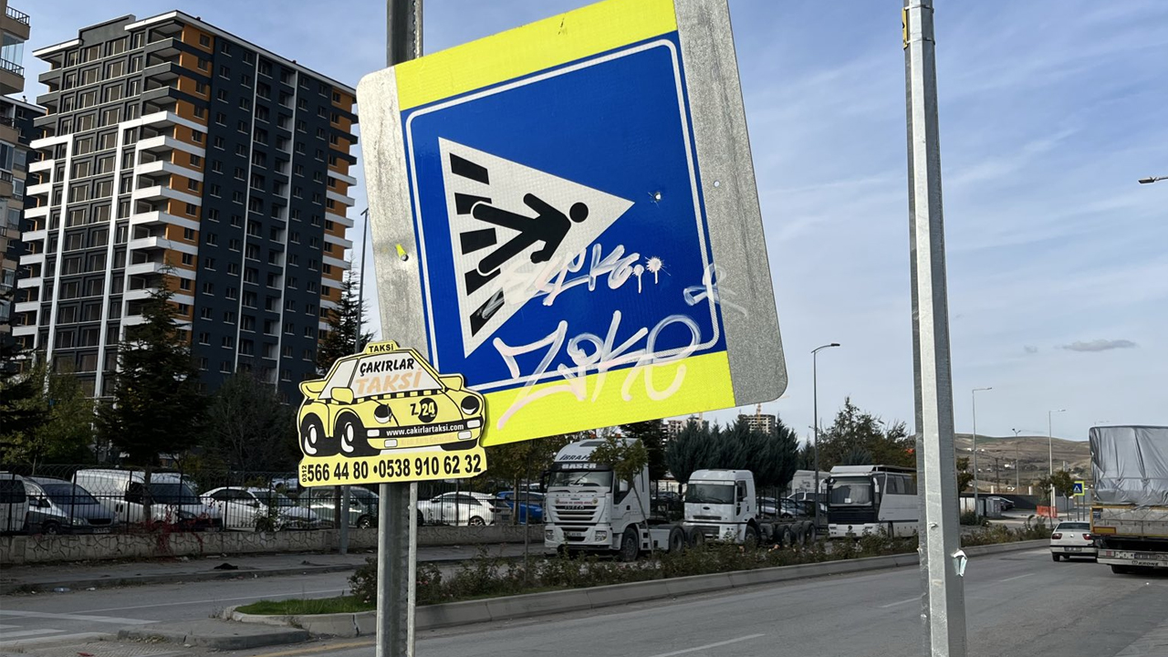 Ankara Batıkent’te haftalardır yamuk bekleyen levhaya müdahale edildi