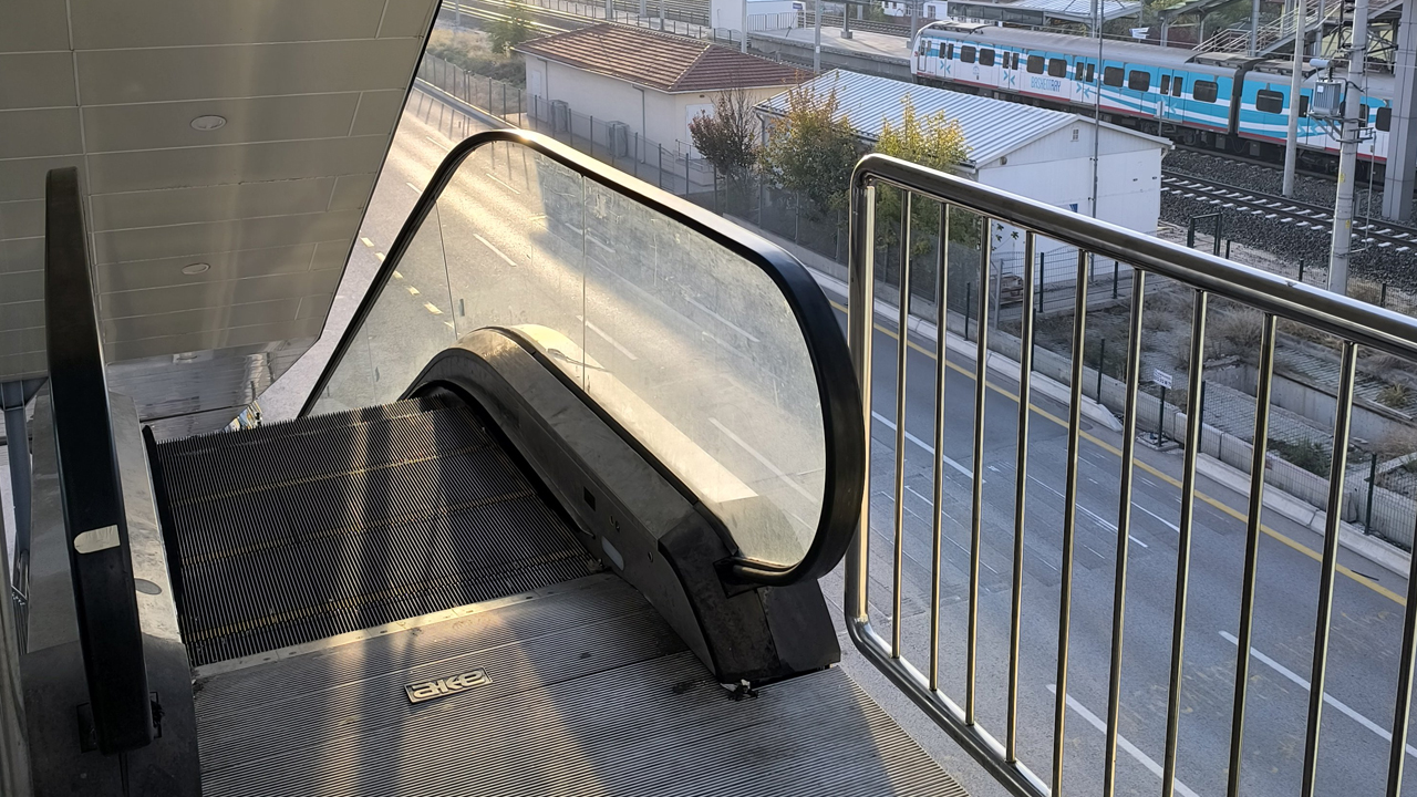 Etimesgut tren üst geçidinde yürüyen merdivenler tamir edilecek