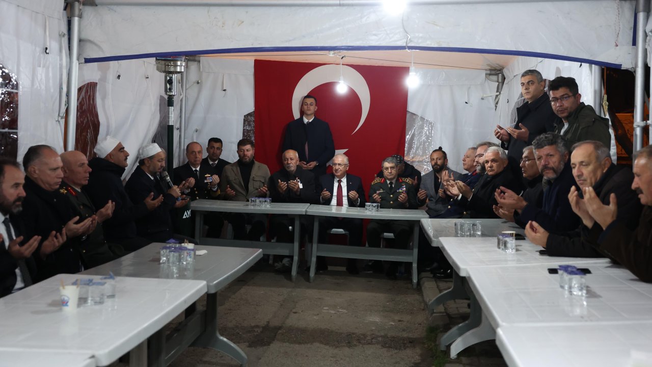 Bakan’dan şehit evlerine taziye ziyareti