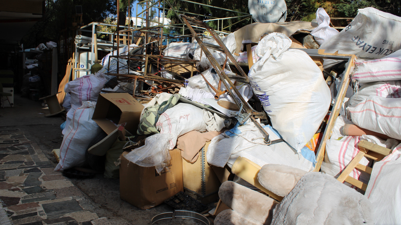 Altındağ’da apartman çöplüğe döndü: Komşular isyan etti