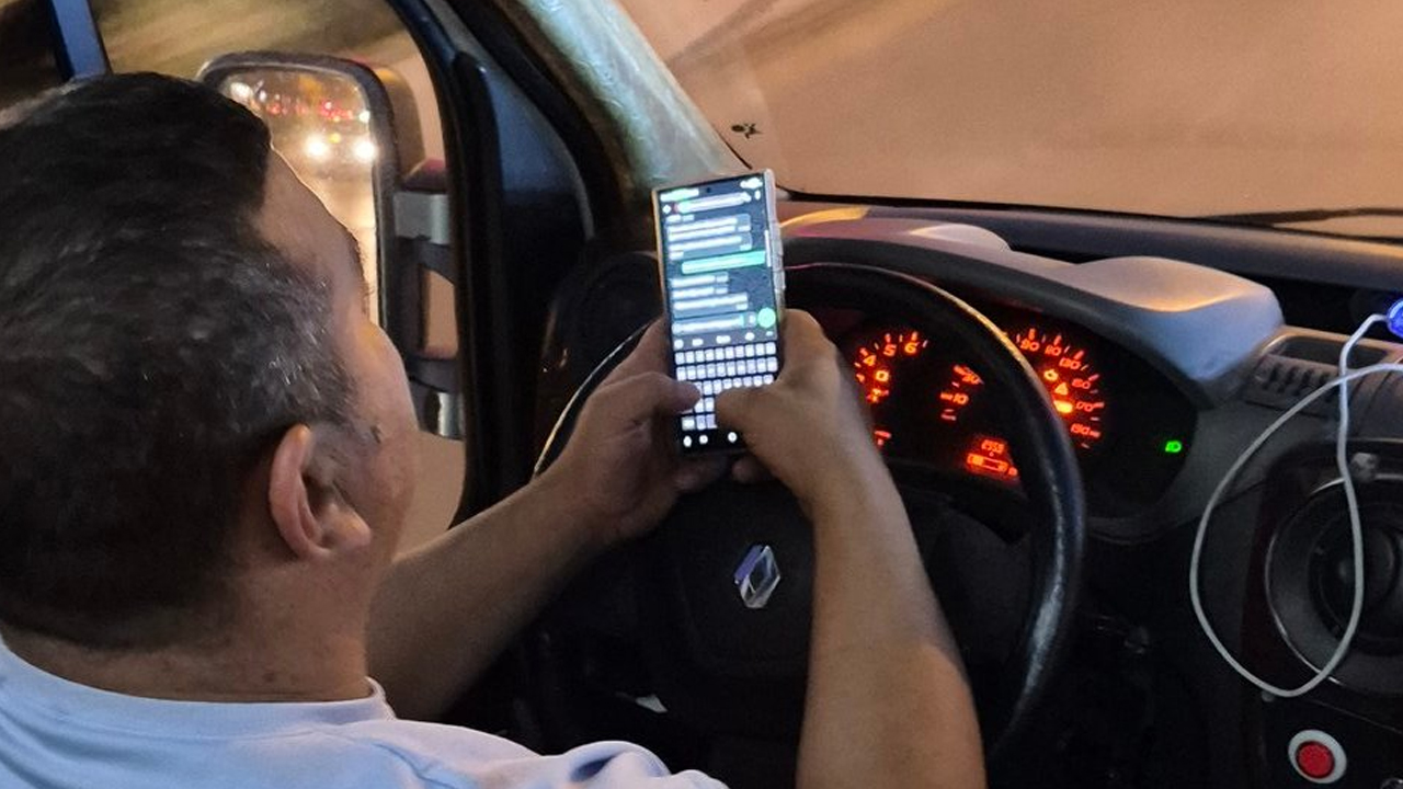 Ankara’da trafikte telefonla "oynayan" dolmuş şoförüne ceza verilmedi
