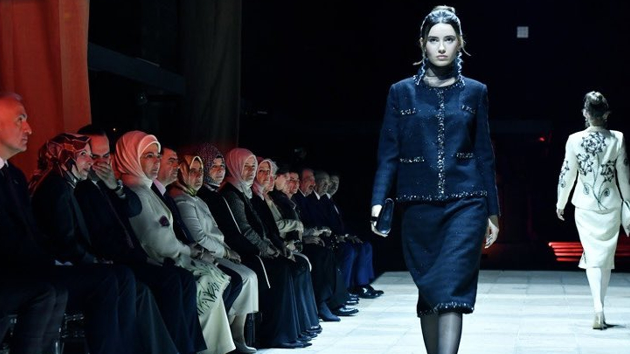 Emine Erdoğan Ankara’daki defileyi ön sırada takip etti