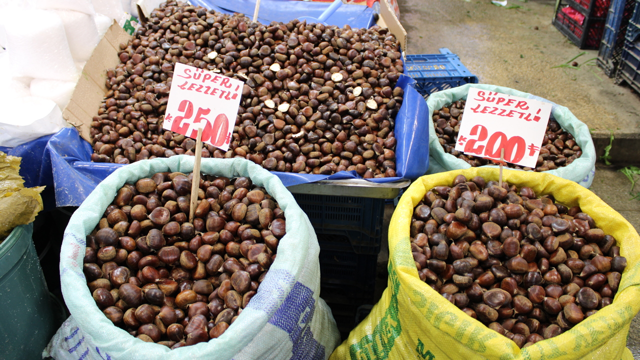 Kışın habercisi kestane Ankara Ulus’ta tezgahlardaki yerini aldı
