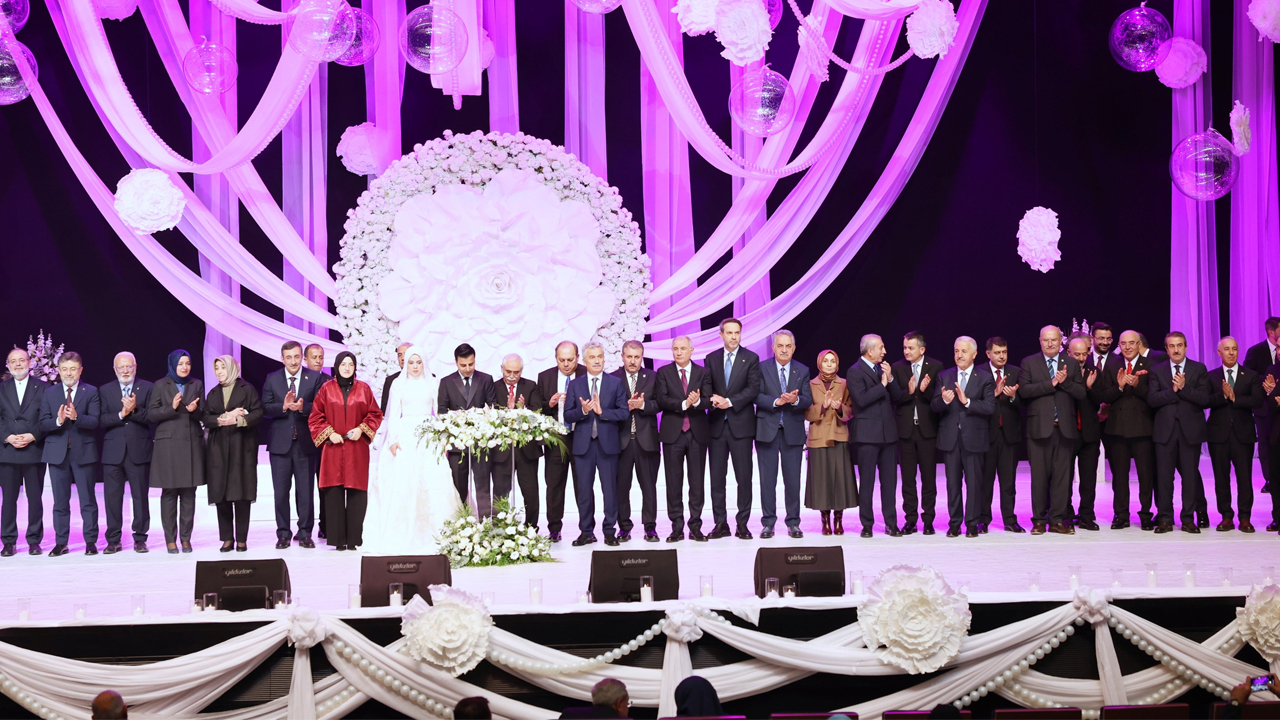 AK Parti protokolü Ankara'daki düğünde buluştu: Salon doldu taştı