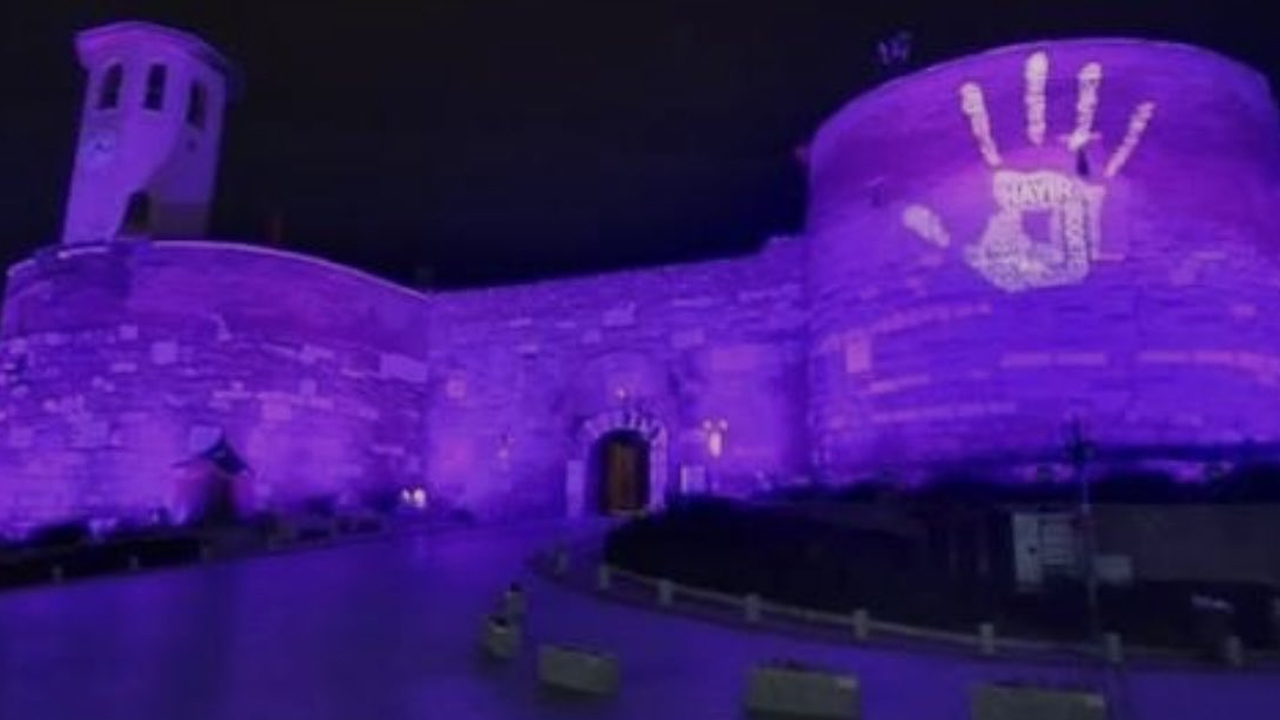 Ankara Kalesi nereden nereye: Mor ışıkla kaplandı