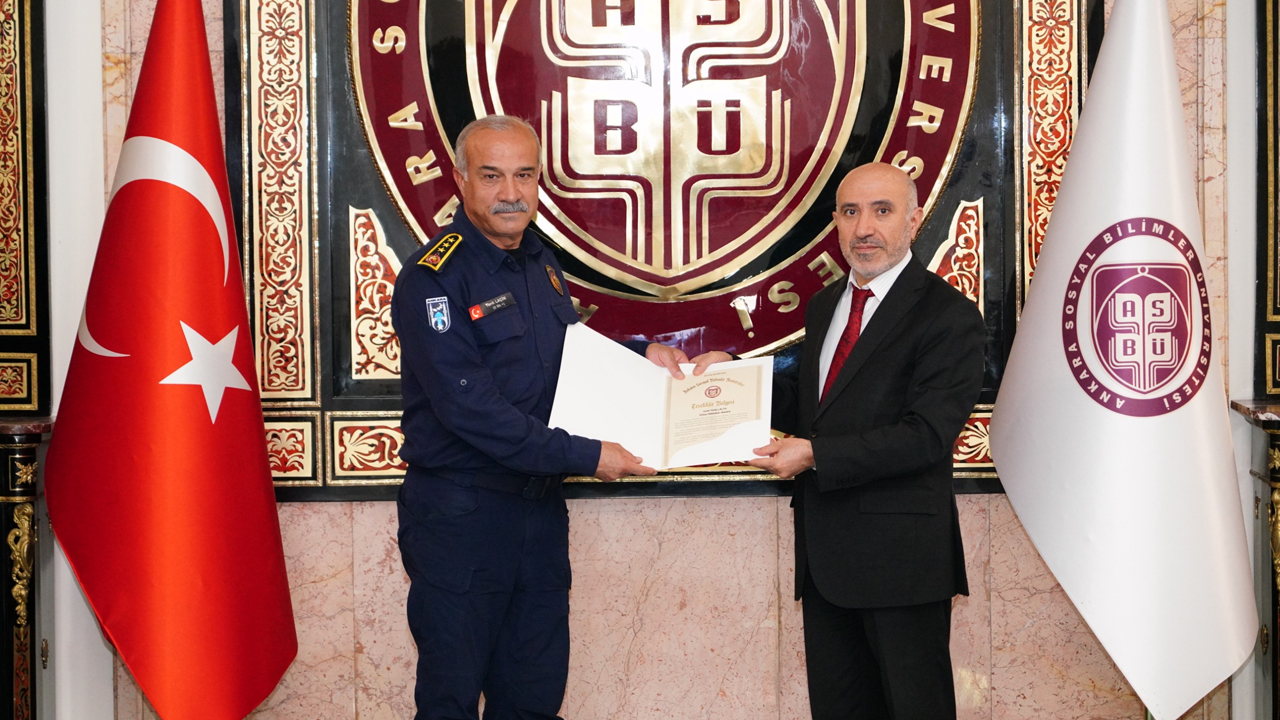 Ankara Ulus’taki yangına müdahale eden itfaiyecilere büyük jest!