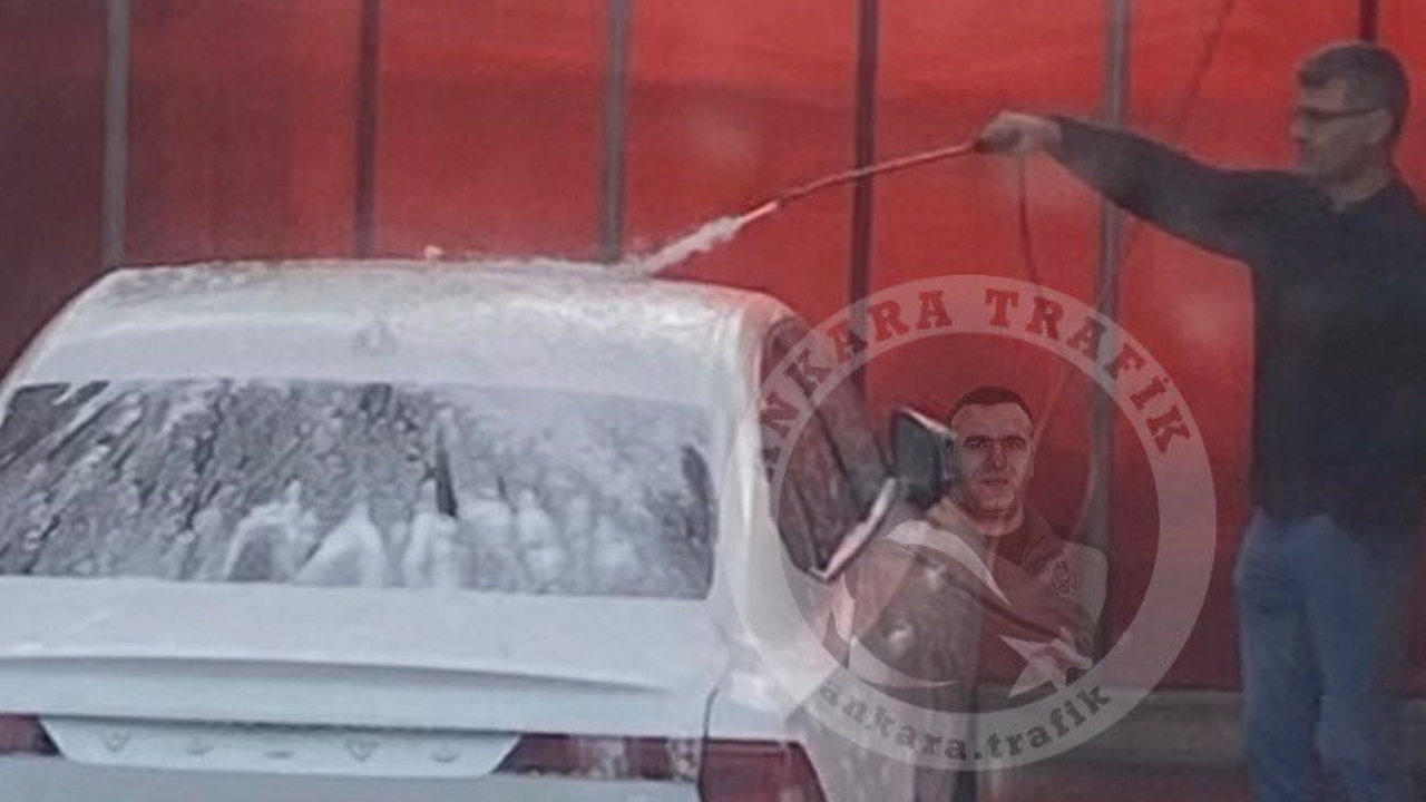 Yusuf Dikeç Ankara Gölbaşı’nda kameralara yakalandı: Tek elle arabasını yıkadı