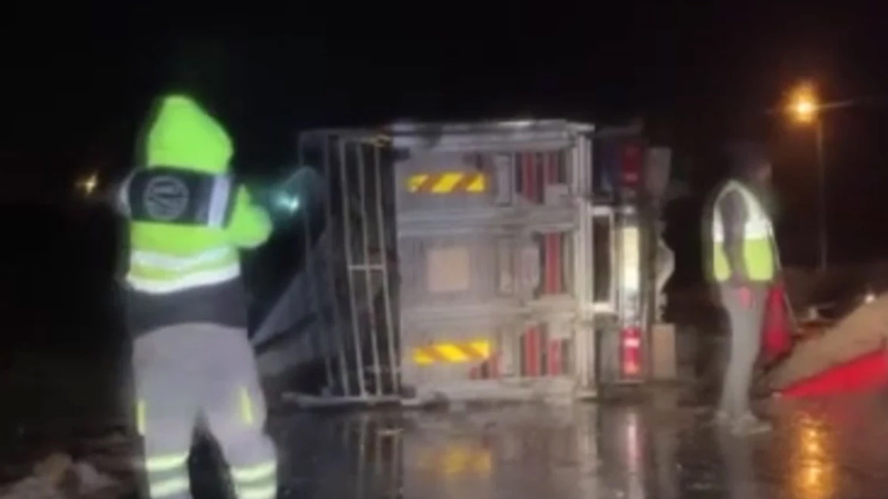 Ankara’da kamyon devrildi: Küçükbaş hayvanlar telef oldu