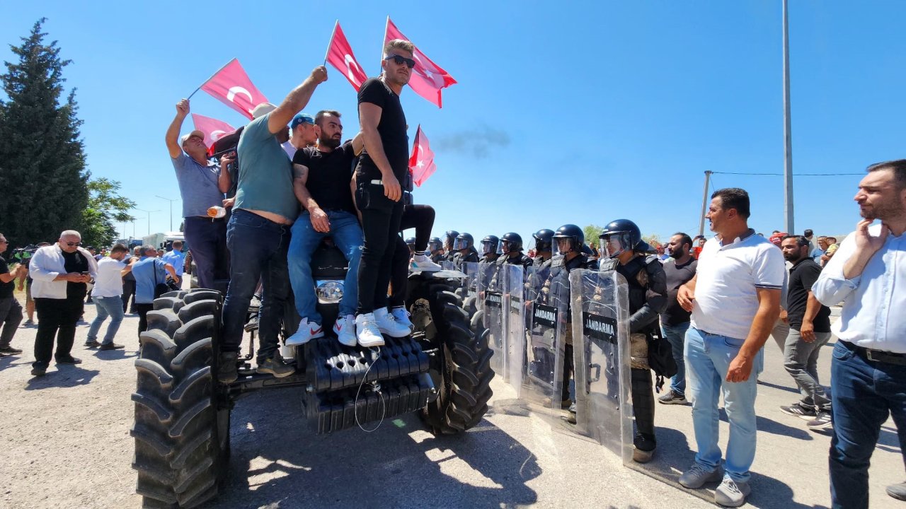 Bandırma'da çiftçi eylemi: Yolu trafiğe kapattılar