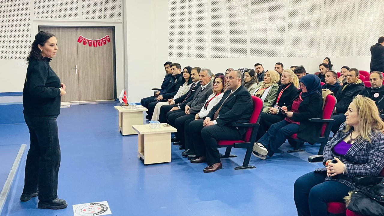 Ankara'da ailelere uyuşturucu eğitimi: "Çocuklarınızı koruyun"