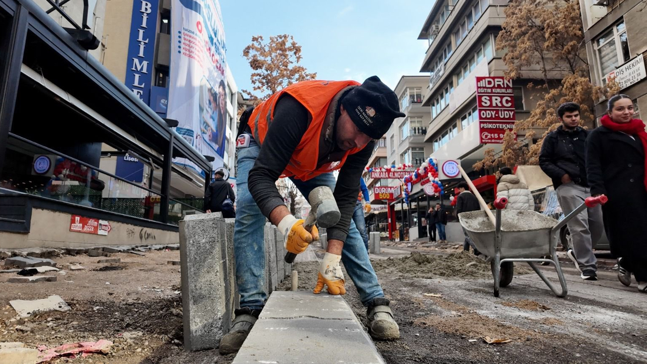 Çankaya Belediyesi Kızılay’da yaya yollarını yeniliyor: Ekipler sahada