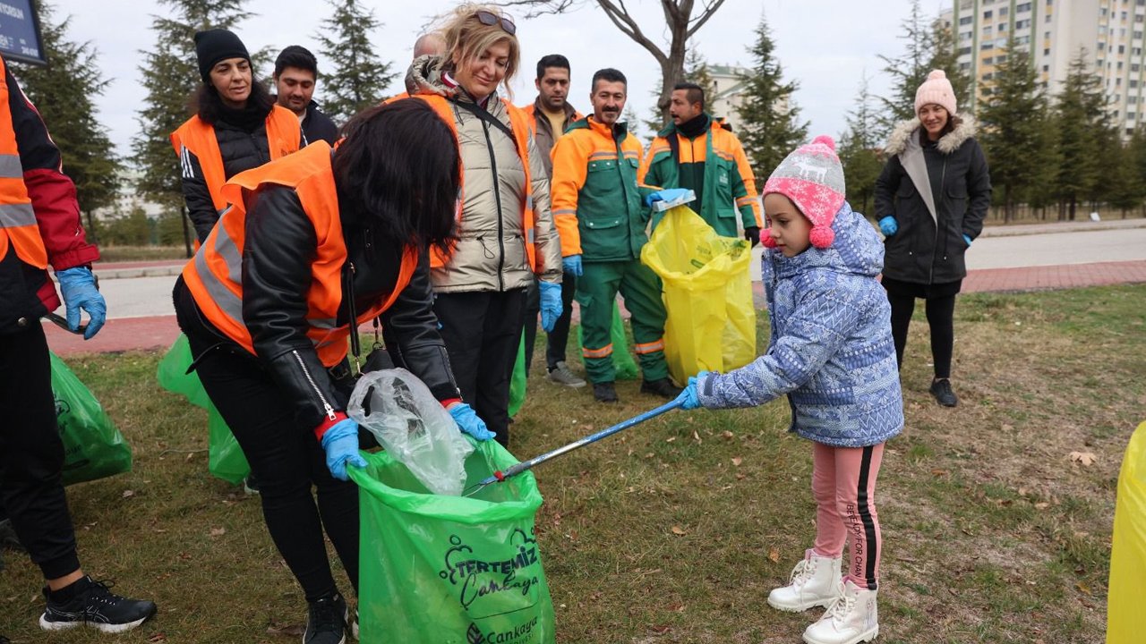 Çankaya’da gülümseten görüntüler: Hep beraber çöp topladılar