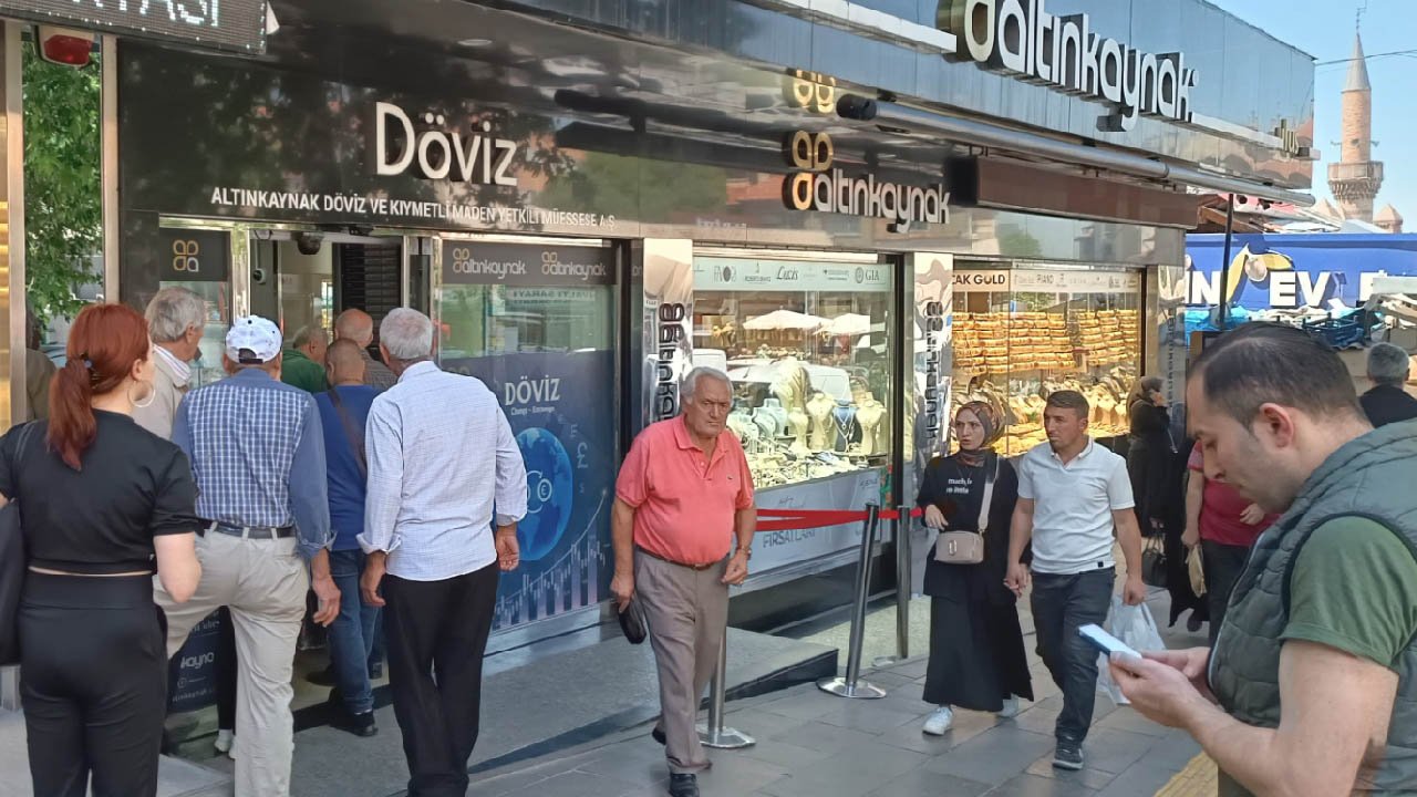 Ankara’da döviz kuyruğu: Vatandaşlar dakikalarca sıra bekliyor