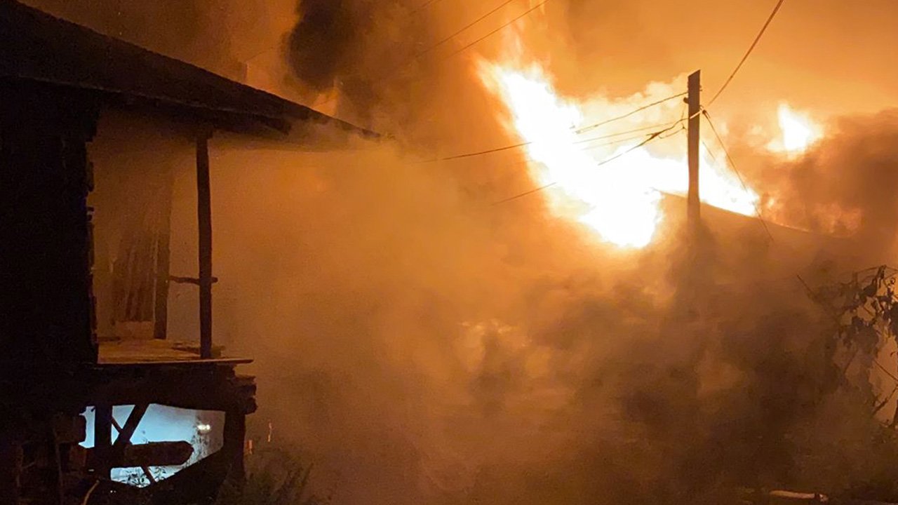 Beypazarı’nda iki katlı ev yanarak kullanılamaz hale geldi