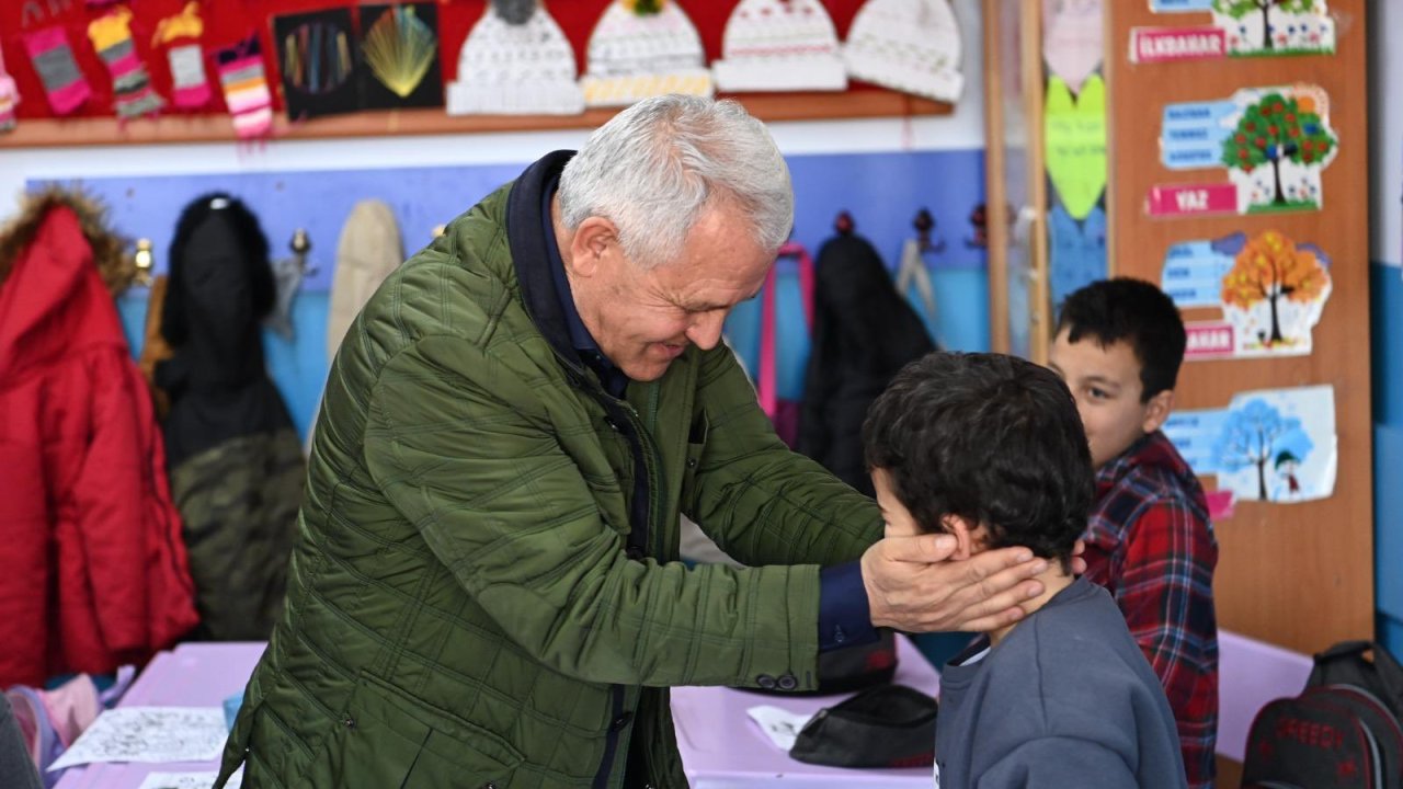 Veli Gündüz Şahin’den öğrencilere Nutuk hediyesi