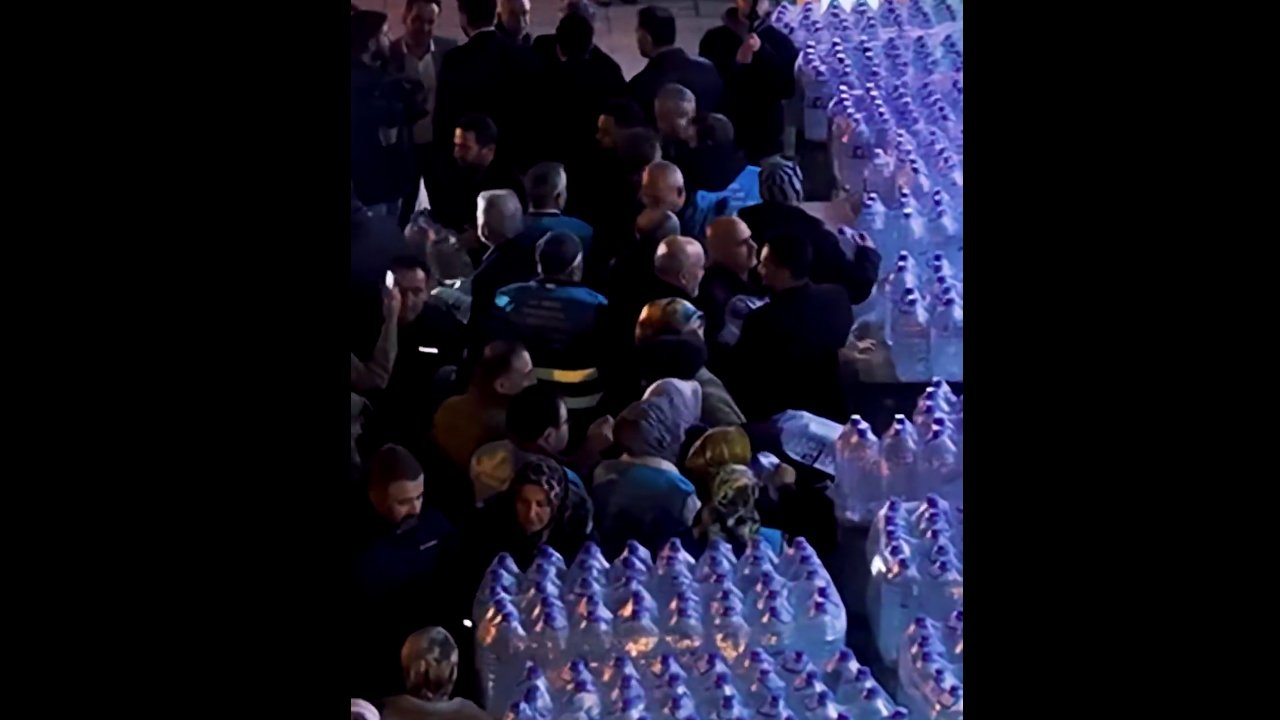 AK Parti Pursaklar Teşkilatı halka hazır su dağıttı